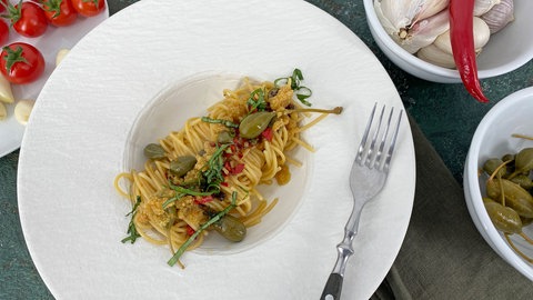 Spaghetti aglio olio mit Sardellen und Kapern