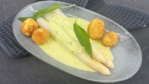 Spargel mit Blitz-Hollandaise und Risoleekartoffeln