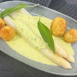 Spargel mit Blitz-Hollandaise und Risoleekartoffeln
