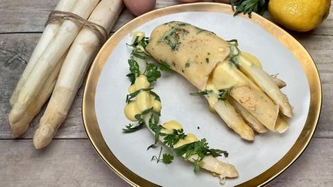 Spargel mit Sauce Hollandaise und Pfannkuchen