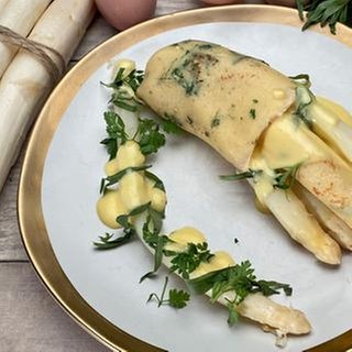 Spargel mit Sauce Hollandaise und Pfannkuchen