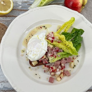 Strammer Max mit Schinkentatar und pochiertem Ei