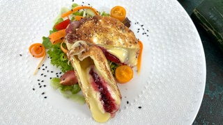 Süß-saurer Gemüsesalat mit gebackenem Camembert	