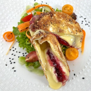 Süß-saurer Gemüsesalat mit gebackenem Camembert	