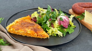 Süßkartoffel-Quiche mit Chorizo und Wildkräutersalat