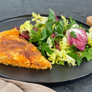 Süßkartoffel-Quiche mit Chorizo und Wildkräutersalat