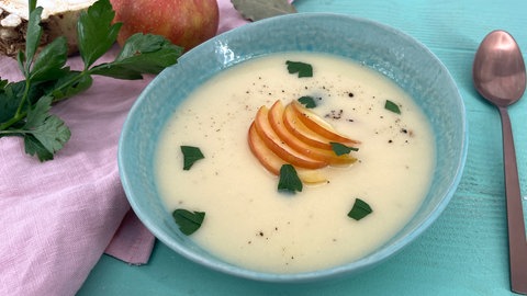 Apfel-Kartoffelsuppe mit Lorbeer