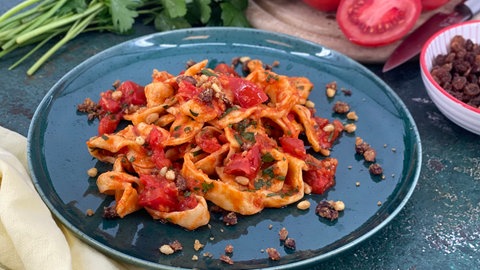 Bandnudeln und Tomatensoße mit Pinienkernen