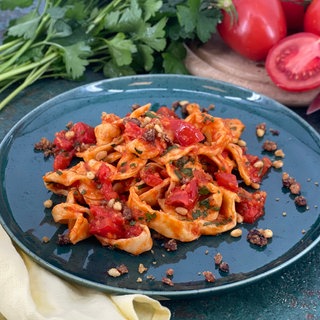 Bandnudeln und Tomatensoße mit Pinienkernen