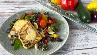 Bergkäse-Grießschnitten mit Ofengemüse und Kräuterpesto
