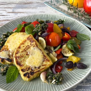 Bergkäse-Grießschnitten mit Ofengemüse und Kräuterpesto