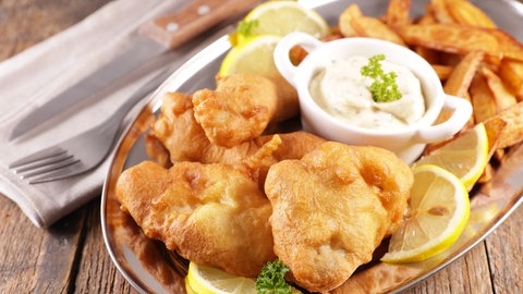 Backfisch mit Pommes und Remouladensoße