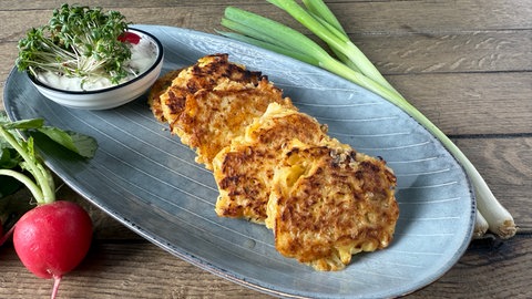 Blumenkohl-Taler mit Radieschenquark