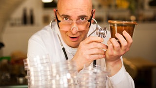 Timo Böckle als Arzt verkleidet