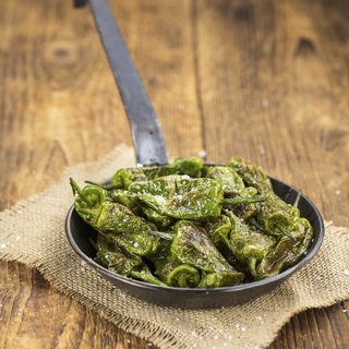 Bratpaprika (Pimientos de Padron mit Salzflocken