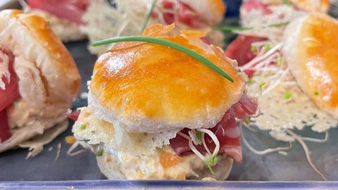 Gefüllter Blätterteig mit Erdnuss-Frischkäse und Hartkäsecrunch