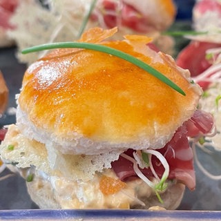 Gefüllter Blätterteig mit Erdnuss-Frischkäse und Hartkäsecrunch