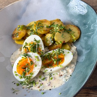 Eierragout in Kräutersoße mit Kartoffeln