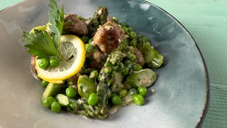 Erbsenpfanne mit grünem Spargel, Kartoffelpüree und Hackbällchen
