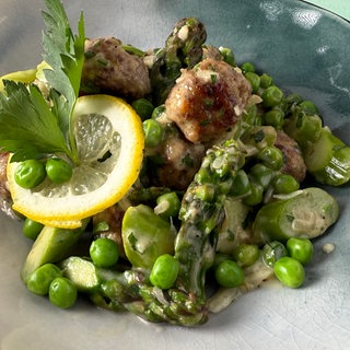 Erbsenpfanne mit grünem Spargel, Kartoffelpüree und Hackbällchen