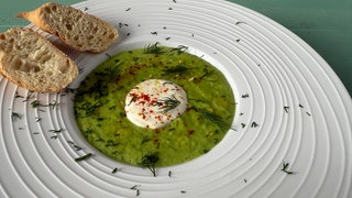 Erbsencremesuppe mit Kräutern
