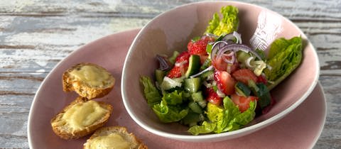 Erdbeer-Gurken-Salat mit Käse-Crostini