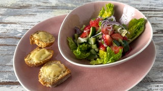 Erdbeer-Gurken-Salat mit Käse-Crostini
