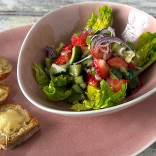 Erdbeer-Gurken-Salat mit Käse-Crostini
