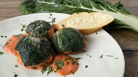 Gefüllte Mangoldkugeln in Tomatensoße
