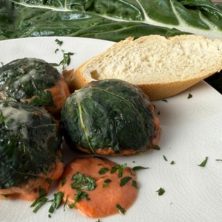 Gefüllte Mangoldkugeln in Tomatensoße