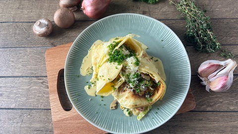 Gefüllte Pfannkuchen mit Wirsing und Schinken