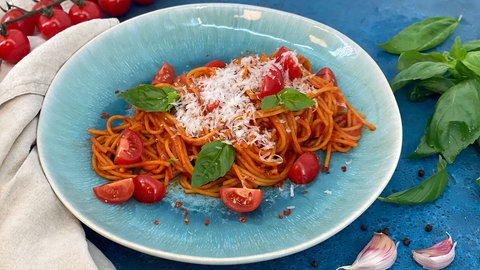 Geröstete Pfannennudeln mit Tomaten
