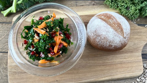 Grünkohlsalat mit Granatapfel und Honig-Senf-Vinaigrette