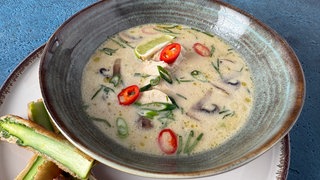 Hühnersuppe mit frittiertem Spargel