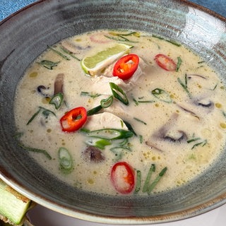 Hühnersuppe mit frittiertem Spargel