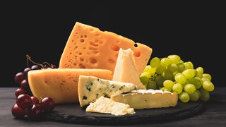 verschiedene Käsesorten auf einem Holzbrett