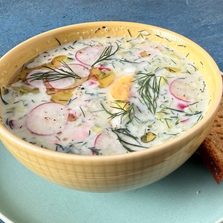 Kalte Buttermilch-Gurkensuppe mit Ei