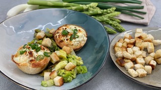 Karamellisierter Spargelsalat mit Toast-Eiern