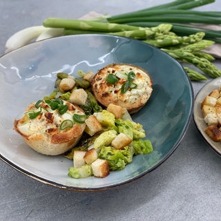 Karamellisierter Spargelsalat mit Toast-Eiern