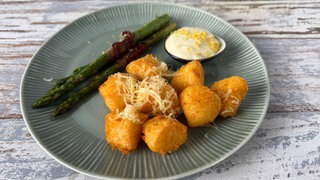 Kartoffel-Käse-Krapfen, Spargel im Speckmantel und Blitz-Mayo