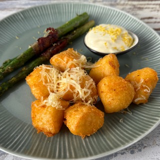 Kartoffel-Käse-Krapfen, Spargel im Speckmantel und Blitz-Mayo