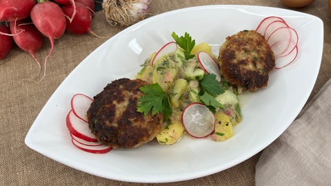 Kartoffel-Landgurken-Salat mit Minifrikadellen