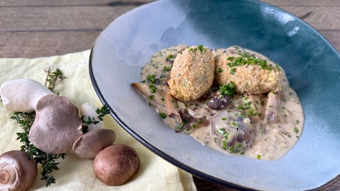 Kräuter-Topfenknödel mit Pilzrahmsoße