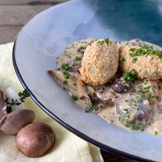 Kräuter-Topfenknödel mit Pilzrahmsoße
