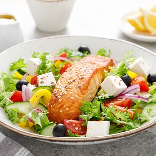 Bunter Salat mit Fisch