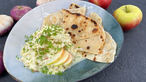 Mairübchen-Apfel-Salat mit Fladenbrot