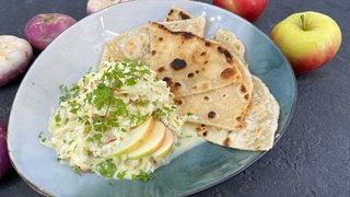 Mairübchen-Apfel-Salat mit Fladenbrot