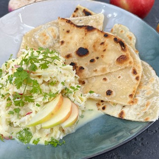 Mairübchen-Apfel-Salat mit Fladenbrot
