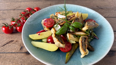 Maultaschen-Kartoffel-Salat mit gebratenem Spargel