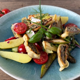 Maultaschen-Kartoffel-Salat mit gebratenem Spargel